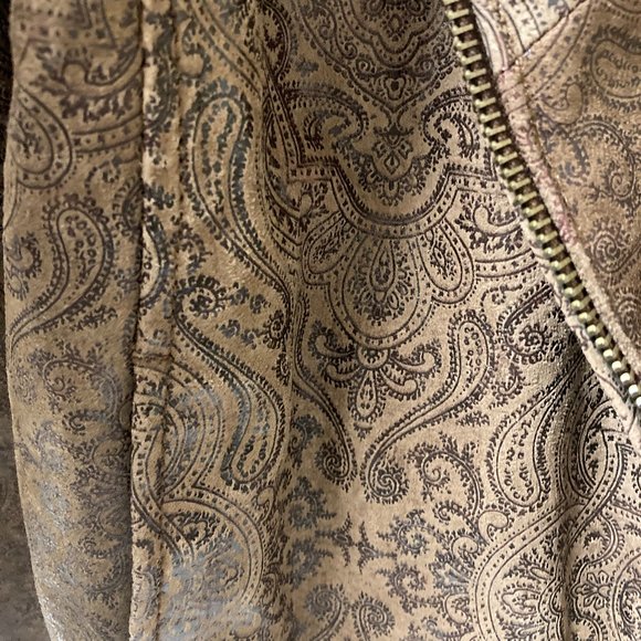 leather jacket with fur trim and engraved pattern - Picture 2 of 2